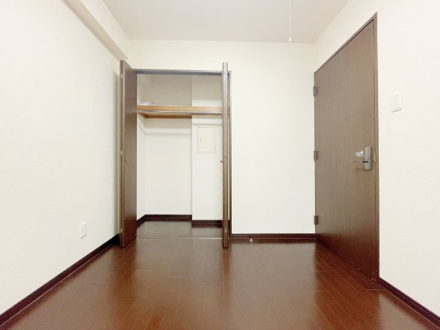 中古マンション・最上階　昭和マンション飯坂　14階の収納|ハンガーにかけたまま収納すればアイロンがけの手間が省けますね♪十分な収納力があり部屋を広く使えます！