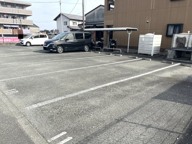 ファミール　ガーデンの駐車場