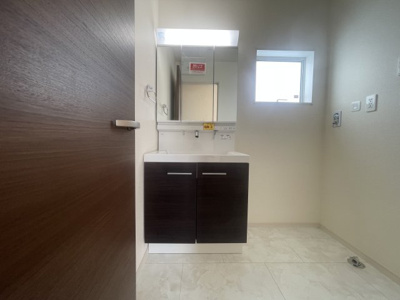 【独立洗面台】 | 八重瀬町具志頭（全11棟）4号棟 | 4号棟　三面鏡付き洗髪洗面化粧台♪