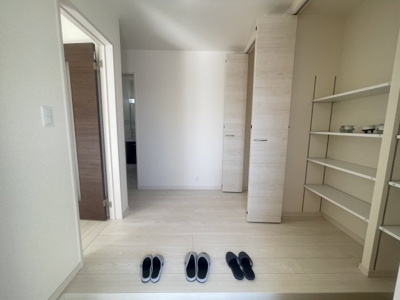 【玄関】 | 八重瀬町具志頭（全11棟）4号棟 | 4号棟　十分な収納付き玄関♪（ホール収納付き）