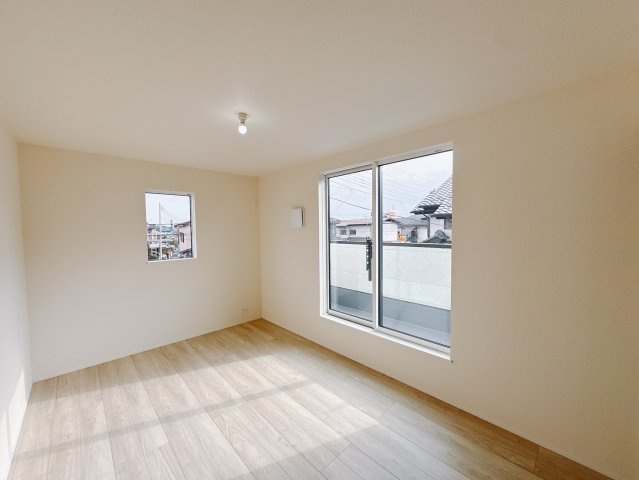 【新築戸建】高崎市江木町23-1期の洋室|■2階洋室（3号棟）｜2階洋室には大きな窓をご用意しています。日中はあたたかな日差し差し込み自分時間も充実できますね＾＾