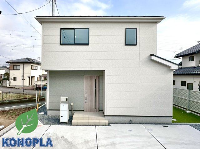 【新築戸建】高崎市江木町23-1期の外観|■外観（3号棟）｜窓の配置や、爽やかな白ベースの外観が清潔感をもたらします。まっさらなキャンバスのような家にこだわりを彩って…始めよう、あなただけの豊かな暮らし( ＾＾ )