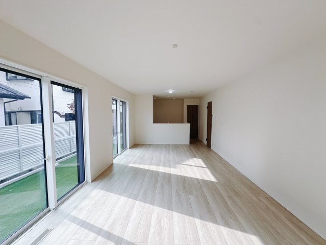 【新築戸建】高崎市江木町23-1期の居間・リビング|■リビング（3号棟）｜窓から射し込む陽射しが縦横に広がり、あたたかな空間が形づくられています。ここはご家族の笑顔集まる憩いの空間です( ＾＾ )