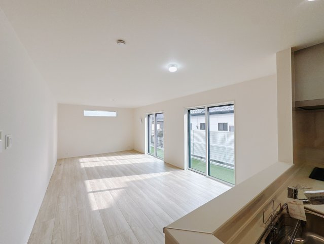 【新築戸建】高崎市江木町23-1期の居間・リビング|■リビング（3号棟）｜出来上がった料理を運びやすいダイニング♪お料理中も家族との会話がはずみます♪