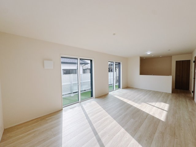 【新築戸建】高崎市江木町23-1期の居間・リビング|■リビング（3号棟）｜陽当たり良好のリビングダイニング♪賃貸では叶わなかった、お友達とのホームパーティや大音量で映画やテレビを楽しむことができます(*^^*