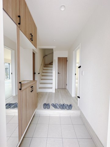 【新築戸建】高崎市江木町23-1期の玄関|■玄関（3号棟）｜収納豊富な玄関♪全身ミラー付き収納もあり、お出かけ前の身だしなみチェックもバッチリです！