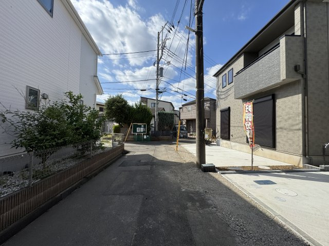 松戸市東平賀新築戸建【殿平賀小学校：9分】の前面道路含む現地写真|南側前面道路