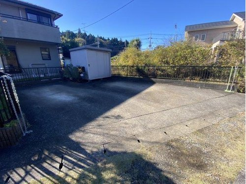 東金市極楽寺　中古戸建の駐車場|敷地約99坪家庭菜園も可能７DK建物約45坪 平成10年11月築 オール電化住宅 駐車並列3台可 