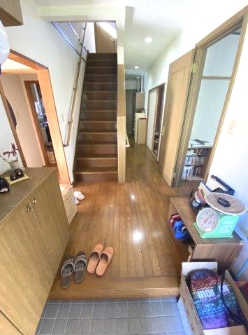 東金市極楽寺　中古戸建の玄関|敷地約99坪家庭菜園も可能７DK建物約45坪 平成10年11月築 オール電化住宅 駐車並列3台可 