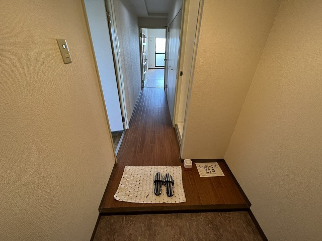 大和高田市礒野新町の賃貸マンションの玄関