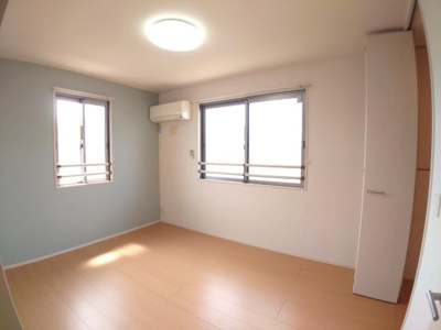 【寝室】 | ソレイユ | 北側の洋室にもエアコンが付いております。