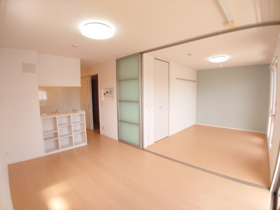 【居間・リビング】 | ソレイユ | エアコン付きの10.5帖のリビングです。