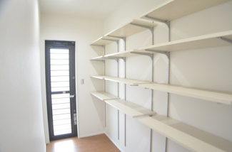 【収納】 | GranFelidiaさいたま市桜区白鍬2期 | 【1号棟】パントリー／勝手口も付いた大型のパントリーです。一見の価値あり！