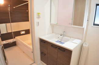 【独立洗面台】 | GranFelidiaさいたま市桜区白鍬2期 | 【1号棟】洗面台は大きさ充分！歯磨きやブラッシングなど慌ただしい朝の身だしなみチェックもOKです。脱衣スペースも広くお子様の入浴後のお着換えも楽々です。