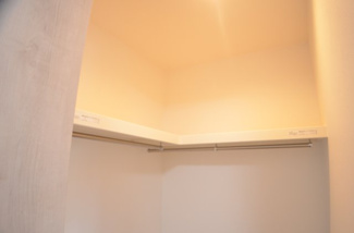 【収納】 | GranFelidiaさいたま市桜区白鍬2期 | 【1号棟】ウォークインクローゼット／全ての服が見てわかるので選択がしやすいのが何より便利です。中に入ってゆっくり服選びするのも良し、忙しい朝は一目でチョイスできるのがとっても便利です。