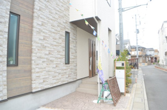 【外観】 | GranFelidiaさいたま市桜区白鍬2期 | 【1号棟】屋根付きで雨の日も楽な玄関です！気持ち良く家族やお客様を出迎えてくれます。