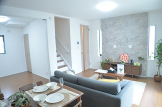 【居間・リビング】 | GranFelidiaさいたま市桜区白鍬2期 | 【1号棟】ゆったりとしたリビングはまさにカフェ感覚です。お客様を招いてホームパーティーやティタイムなど楽しみ方も色々。