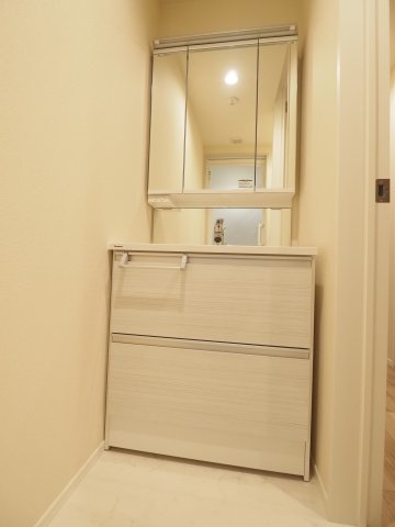 【独立洗面台】 | オカバ世田谷深沢ヘーベルメゾン | 三面鏡タイプで何かと重宝する独立洗面台