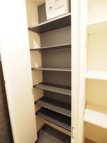 【収納】 | オカバ世田谷深沢ヘーベルメゾン | 天井高まであるシューズボックスも収納力◎