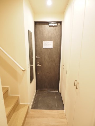 【玄関】 | オカバ世田谷深沢ヘーベルメゾン | 玄関ライトは人感センサー搭載で自動的に点灯します♪