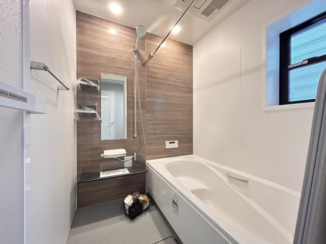 大日通２丁目　新築戸建の浴室|浴室にも窓がついており、窓換気ができます♪ミストサウナ機能付き浴室暖房乾燥機で、雨の日のお洗濯でも安心です！