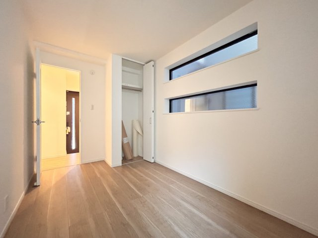 大日通２丁目　新築戸建の洋室|1階洋室約5帖。