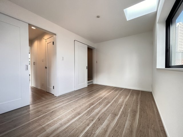 大日通２丁目　新築戸建の洋室|3階洋室約7帖。ウォークインクローゼット付きです！トップライトを設けており、上からの採光で部屋を均一に明るくしてくれます♪