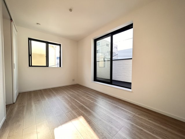 大日通２丁目　新築戸建の洋室|3階洋室約6.5帖。バルコニーへの出入りが可能です♪