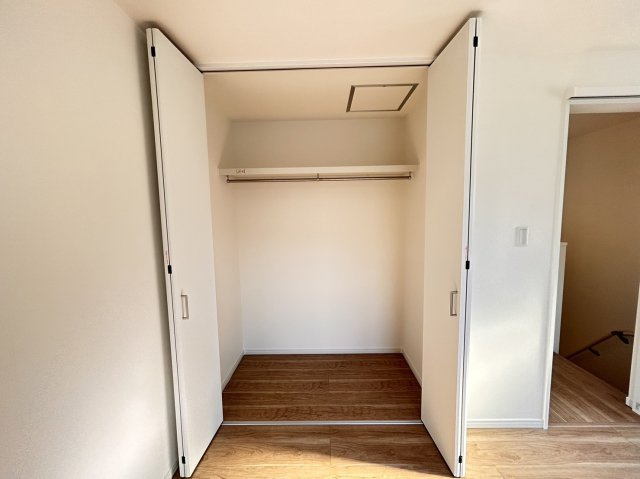 大日通２丁目　新築戸建の収納|ワイドクローゼットで天井の高さまであります♪