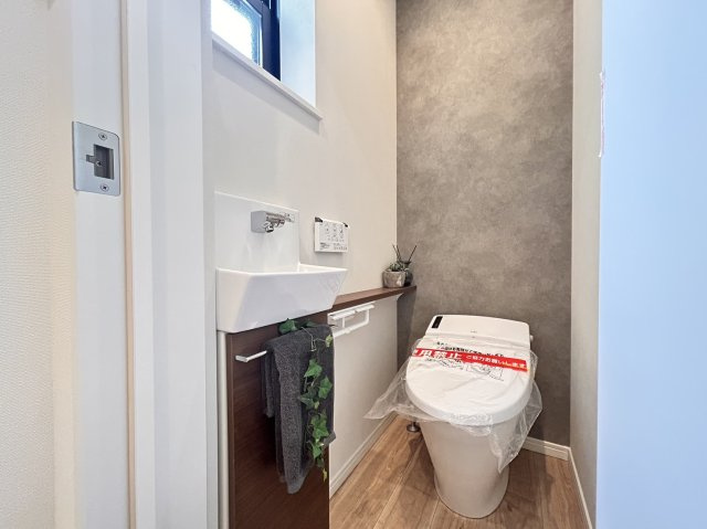 大日通２丁目　新築戸建のトイレ|トイレは2階、3階にあり、2階には手洗いカウンター完備♪