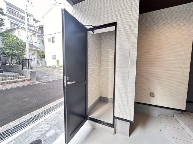 大日通２丁目　新築戸建の収納|駐車場横に収納スペースがあり、掃除用具やお子様の外用のおもちゃもこちらに収納することで、お家の中を汚さずに保てます♪