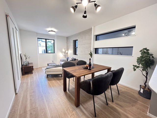 大日通２丁目　新築戸建の居間・リビング|リビング約16帖、くつろぎスペースとお食事スペースとで分けてお使いいただける十分な広さです♪