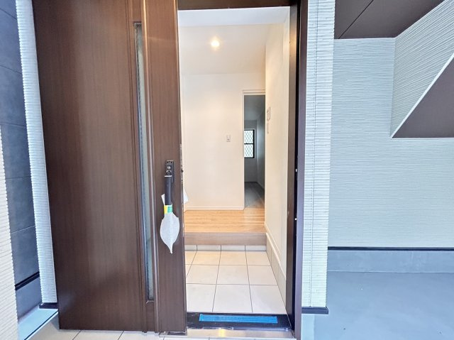 大日通２丁目　新築戸建の玄関