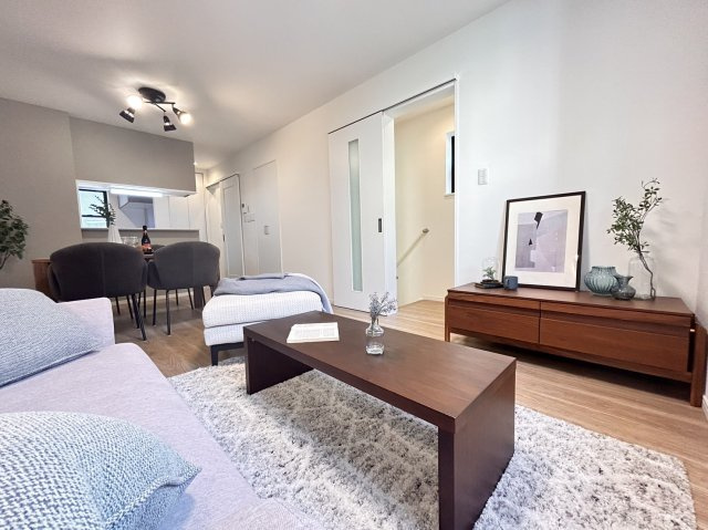 大日通２丁目　新築戸建の居間・リビング|リビング・ダイニング・キッチンの３箇所床暖房。ほんのり暖かいお家になります！リビングから玄関の施解錠が可能な電気錠付きです。