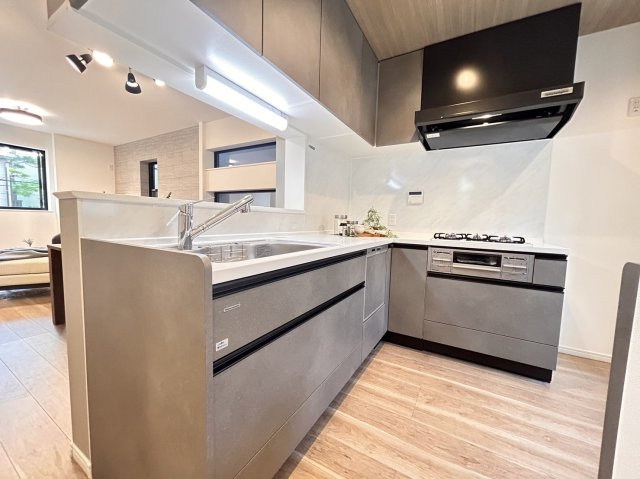 大日通２丁目　新築戸建のキッチン|家族を見守れる見晴らしのいいキッチン。キッチンにいてもお互いの姿が見えるので、家事をしながら見守り、会話ができます。子供たちも安心して宿題や遊びに集中！