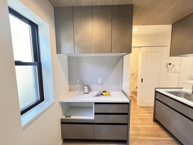 大日通２丁目　新築戸建のキッチン|キッチン背面にも収納スペース完備♪コンセントもあるので、こちらのスペースに炊飯器、電子レンジなど置いていただけます！