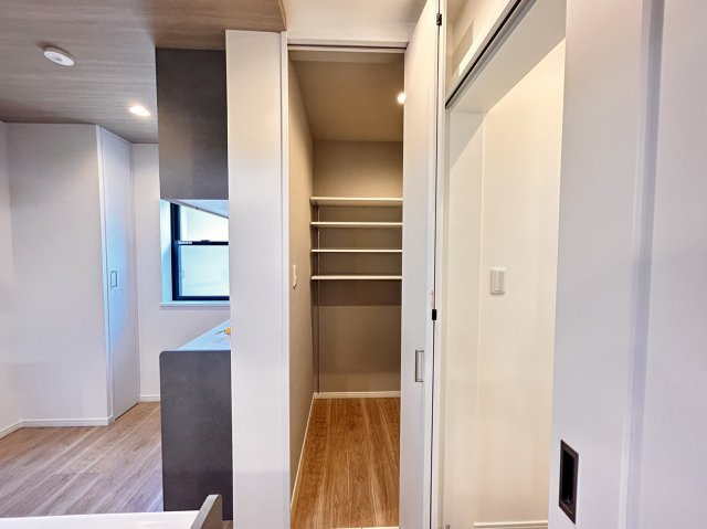 大日通２丁目　新築戸建の収納|嬉しいパントリー付き♪食品類を置くも良し、物置として使うも良し、使い方は自由自在です♪