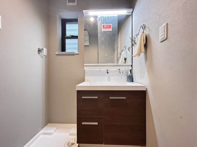 大日通２丁目　新築戸建の独立洗面台|洗面脱衣室には小窓がついており、自然換気もできます♪日差しも差し込み明るい洗面室に♪