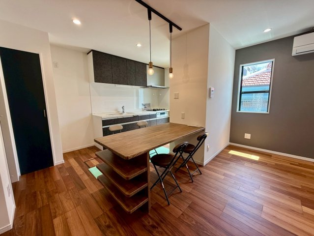 沖縄市諸見里戸建・Ｂ棟の居間・リビング|明るく会話の弾むキッチン