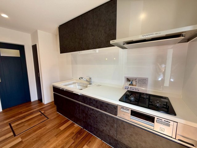 沖縄市諸見里戸建・Ｂ棟のキッチン|幅があり料理がしやすいキッチン／床下収納付き