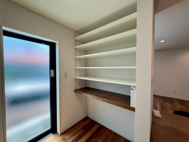 沖縄市諸見里戸建・Ｂ棟の収納|キッチンには便利なパントリーと勝手口を設置