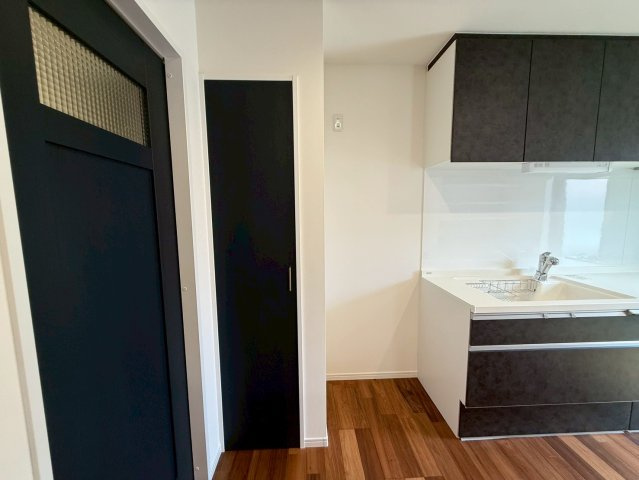 沖縄市諸見里戸建・Ｂ棟の収納|キッチン脇の便利な収納棚