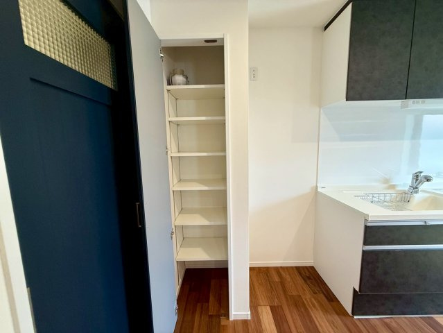 沖縄市諸見里戸建・Ｂ棟の収納|キッチン脇の便利な収納棚