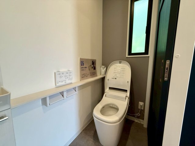 沖縄市諸見里戸建・Ｂ棟のトイレ|１階トイレ・換気窓＆手洗い場付き／温水洗浄便座