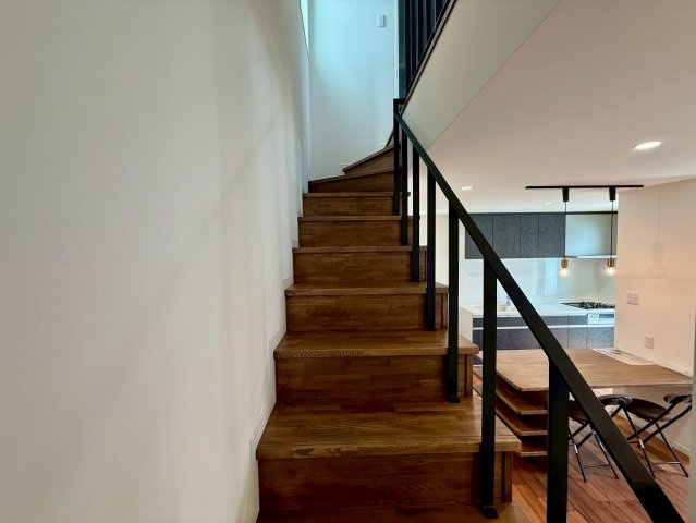 沖縄市諸見里戸建・Ｂ棟の内装|耐久性が高くスタイリッシュなアイアン階段