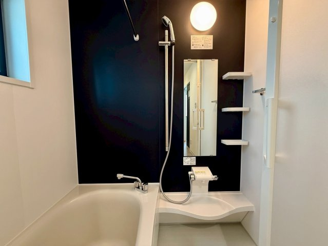 沖縄市諸見里戸建・Ｂ棟の浴室|ユニットバス／換気窓＆全身鏡＆棚付き