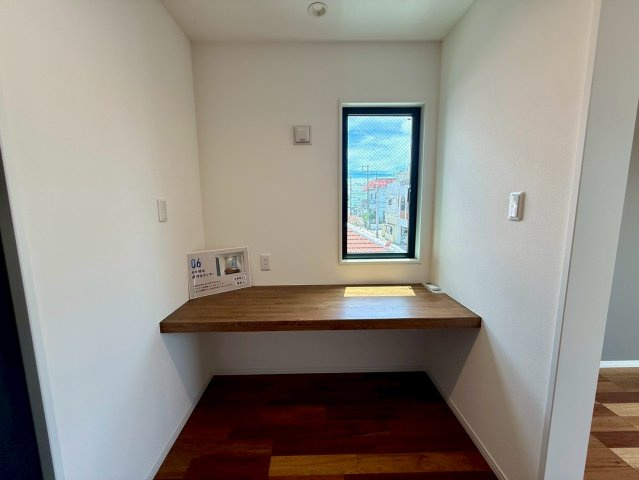 沖縄市諸見里戸建・Ｂ棟の洋室|２階主寝室６帖に隣接する書斎・クローゼット＆カウンターテーブル付き