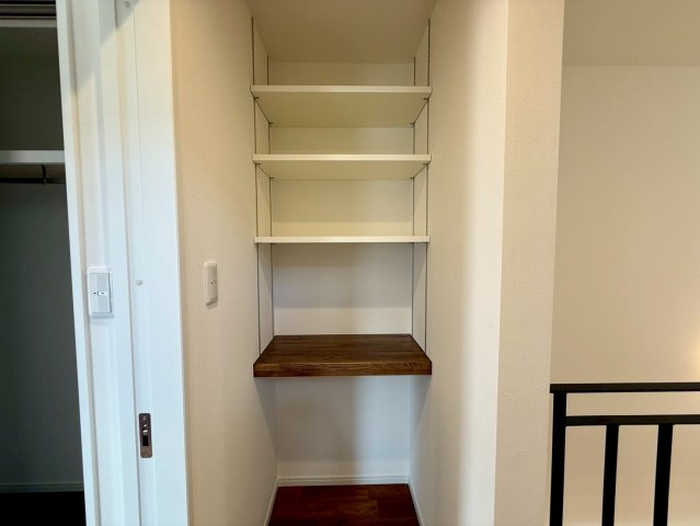 沖縄市諸見里戸建・Ｂ棟の収納|２階廊下に設置された、便利な収納棚