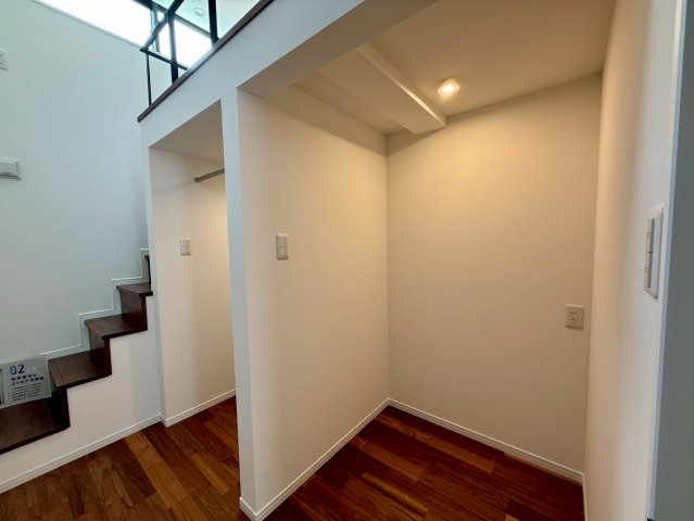 沖縄市諸見里戸建・Ｂ棟の洋室|２階洋室４帖①（上部：ロフト／下部：収納スペース）