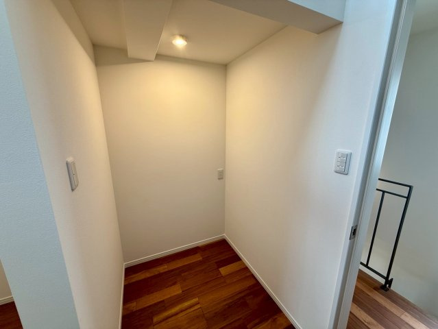 沖縄市諸見里戸建・Ｂ棟の洋室|２階洋室４帖①学習机なども設置できる収納スペース